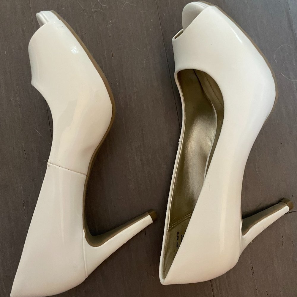 White Open toe Faux Patent Leather Bandolino Heels 7.5 M